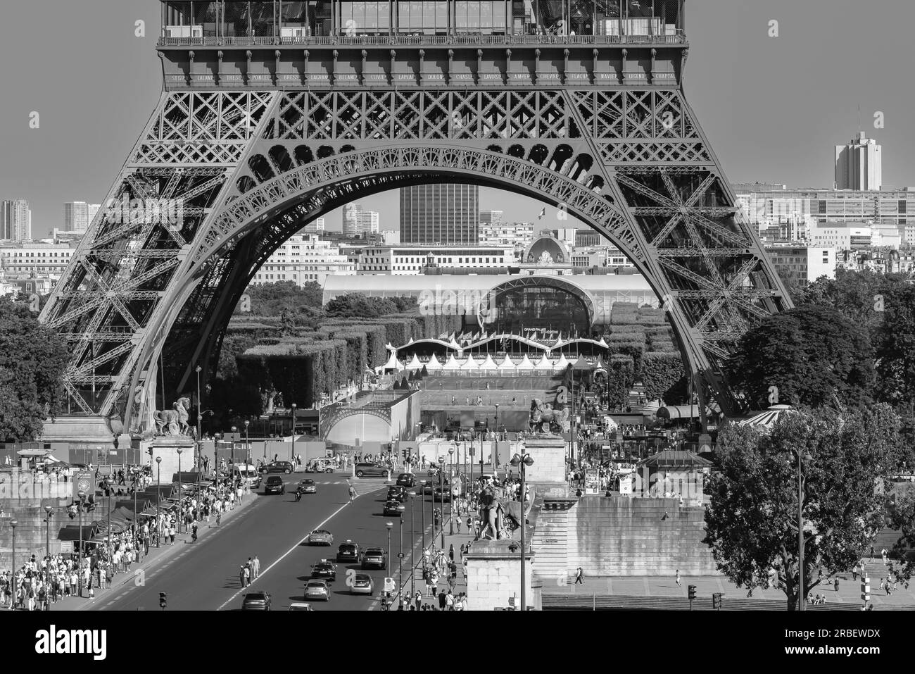 Parigi, Francia - 25 giugno 2023: Vista ravvicinata della spettacolare Torre Eiffel di Parigi in bianco e nero Foto Stock
