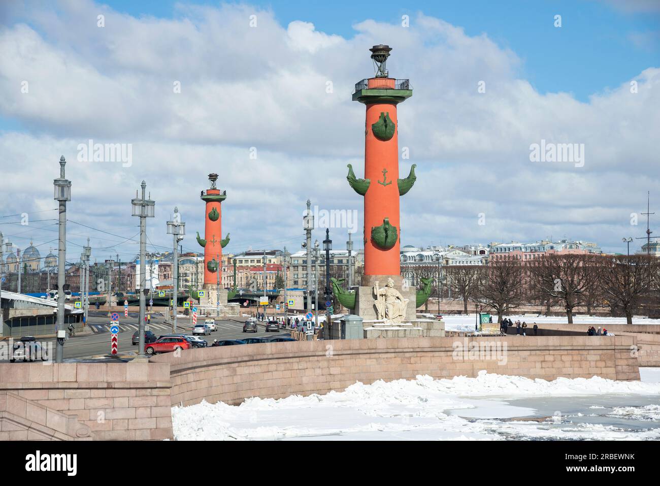 ST. PIETROBURGO, RUSSIA - 2 APRILE 2023: Giorno di aprile sulla freccia dell'isola Vasilevsky. San Pietroburgo, Foto Stock