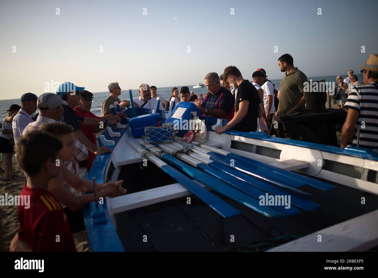 Malaga, Spagna. 9 luglio 2023. La gente del posto si prepara prima di partecipare alla mostra "la Tirada del Copo" sulla spiaggia di Los Boliches. Ogni anno a Fuengirola, la gente del posto celebra un'antica tradizione di pesca conosciuta come "la Tirada del Copo" per mostrare le abilità e il commercio di marinai e pescatori durante la cattura dei pesci in mare. Come dice la tradizione, durante 'la Tirada del Copo', i marinai gettano reti in mare, formando un semicerchio, mentre altri tirano le reti verso la spiaggia per catturare tutti i pesci. (Foto di Jesus Merida/SOPA Images/Sipa USA) credito: SIPA USA/Alamy Live News Foto Stock