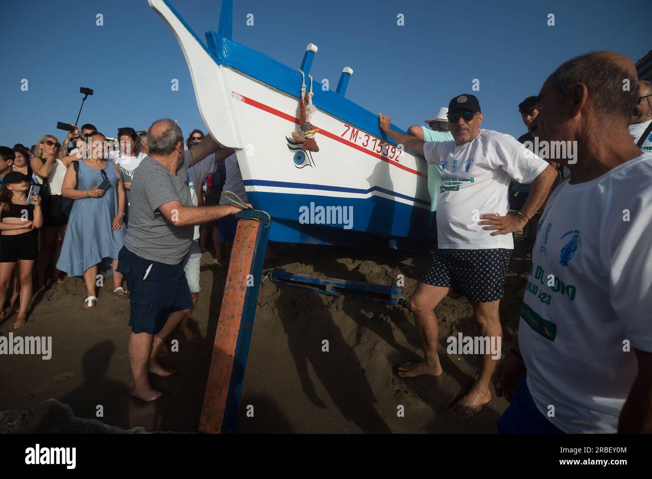 La gente del posto è vista in attesa sulla riva del mare accanto a un peschereccio ("jabega") mentre partecipa alla mostra "la Tirada del Copo" sulla spiaggia di Los Boliches. Ogni anno a Fuengirola, la gente del posto celebra un'antica tradizione di pesca conosciuta come "la Tirada del Copo" per mostrare le abilità e il commercio di marinai e pescatori durante la cattura dei pesci in mare. Come dice la tradizione, durante 'la Tirada del Copo', i marinai gettano reti in mare, formando un semicerchio, mentre altri tirano le reti verso la spiaggia per catturare tutti i pesci. (Foto di Jesus Merida/SOPA Images/Sipa USA) Foto Stock