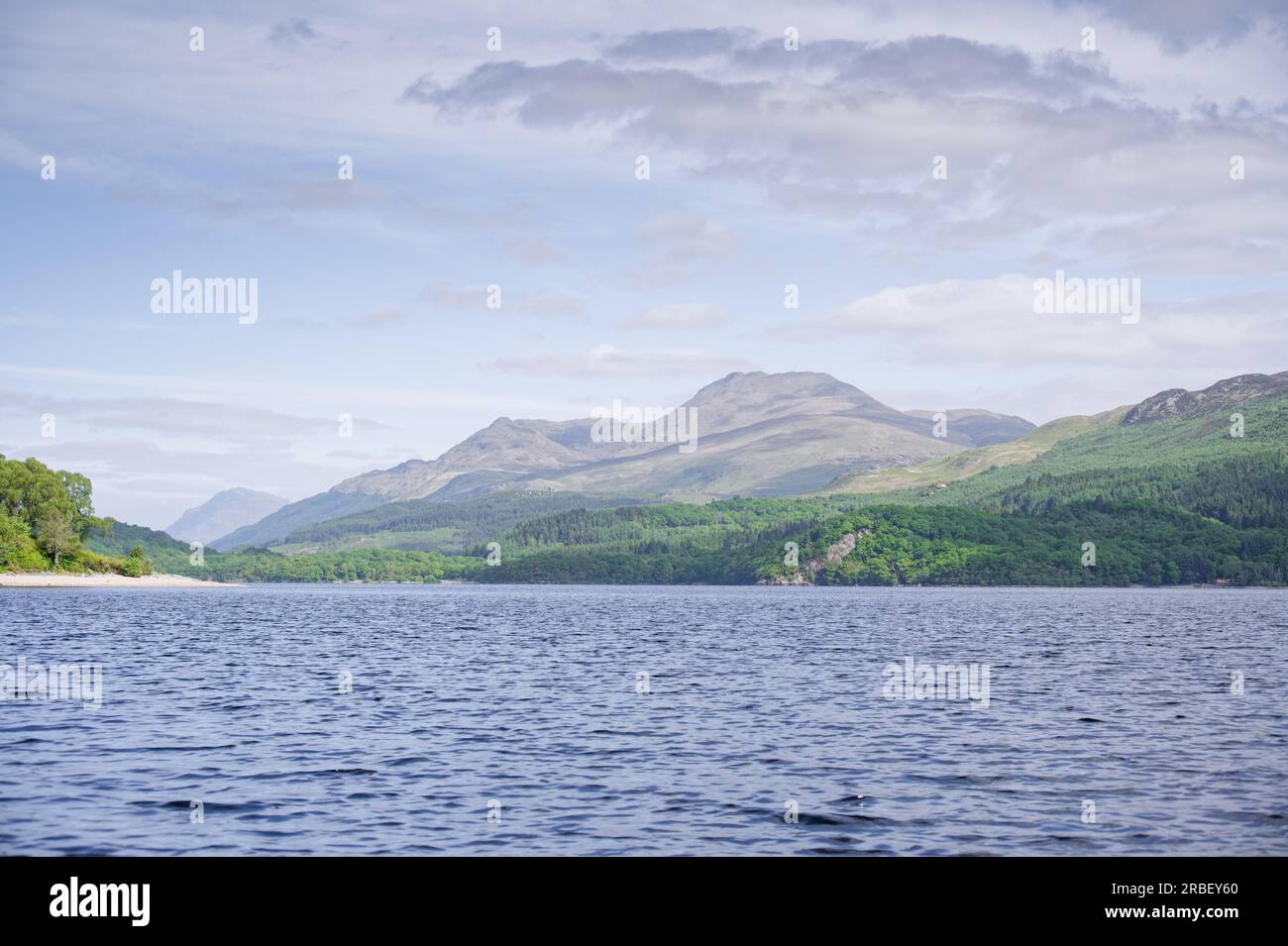 Ben Lomond vista dal Loch Lomond durante l'estate Foto Stock