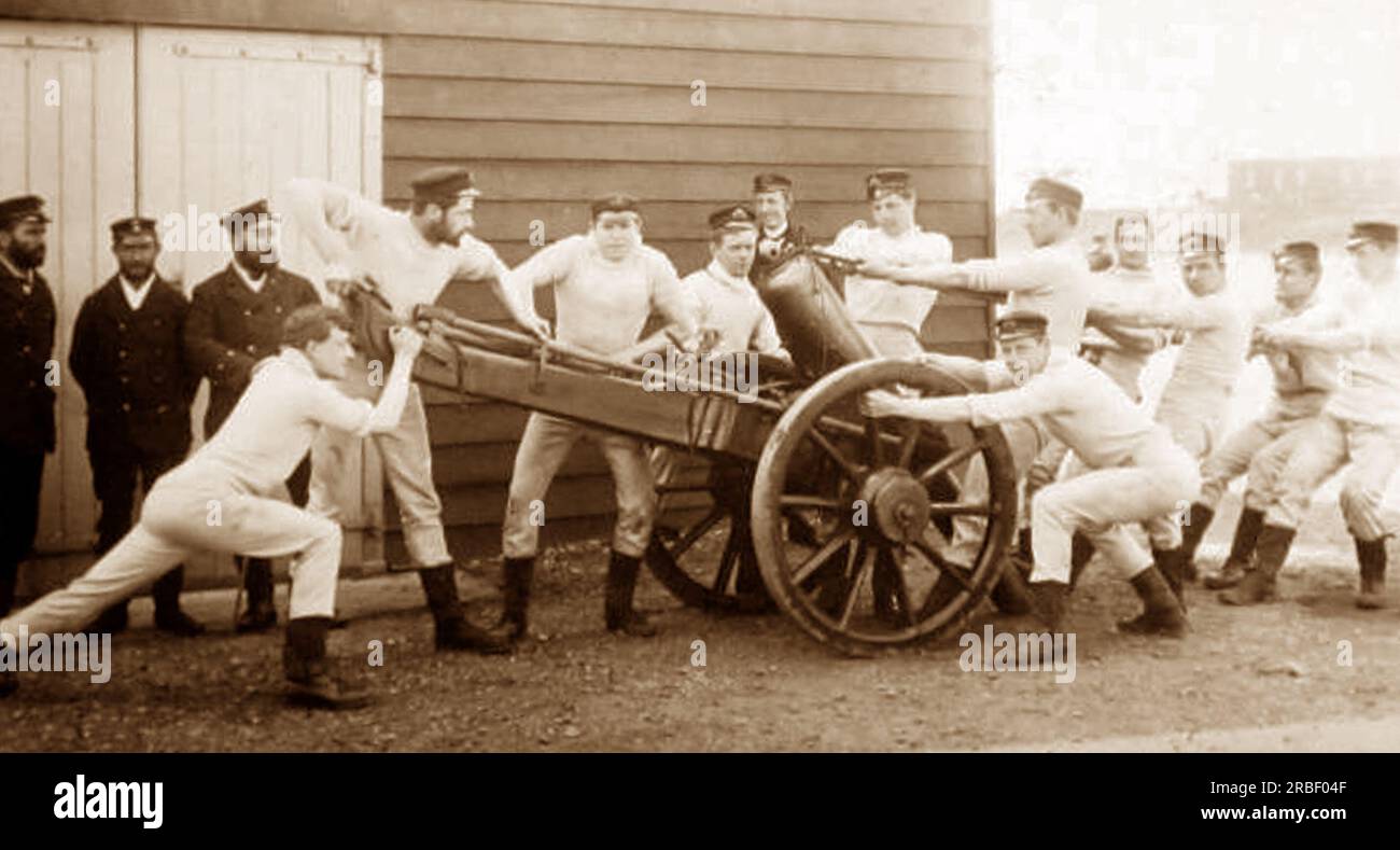 I sub-luogotenenti dell'esercito britannico si addestrano con una pistola da campo, periodo vittoriano Foto Stock I sub-luogotenenti dell'esercito britannico si addestrano con una pistola da campo, periodo vittoriano Foto Stock