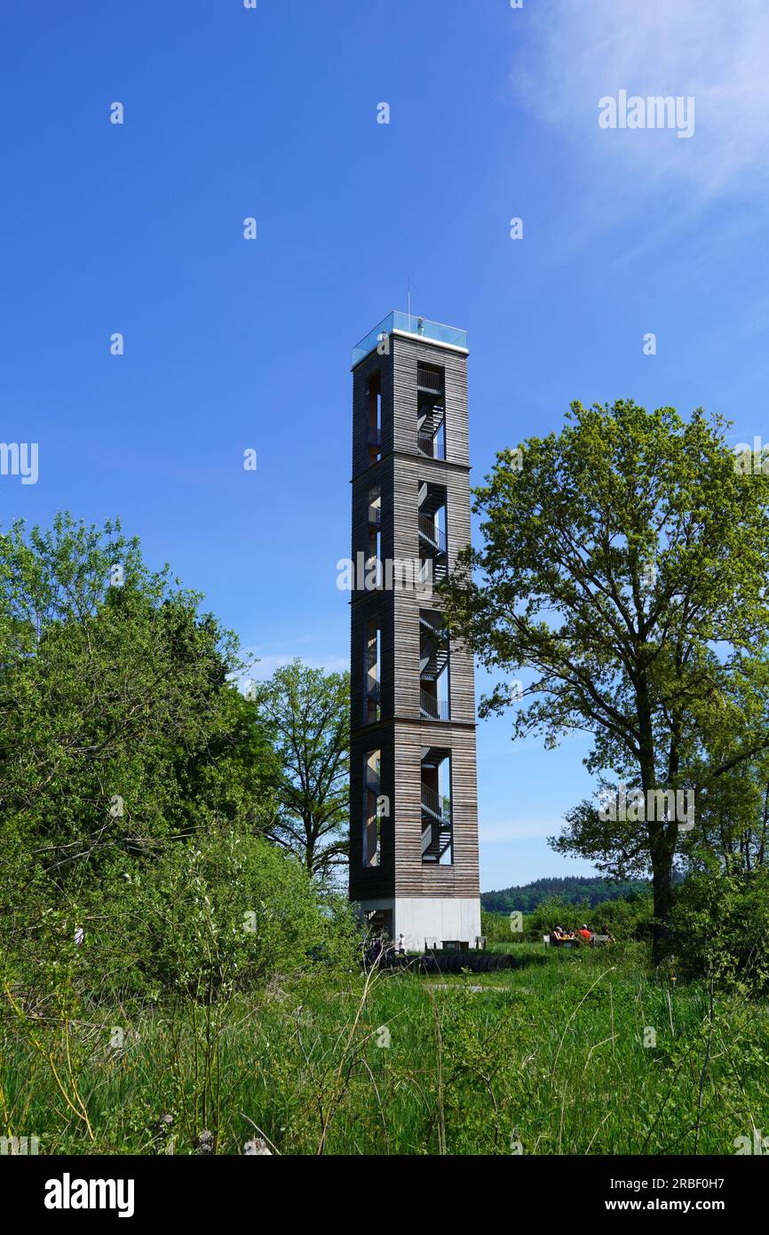 La torre della foresta di Ban nel Pfrunger Ried, una zona paludosa nel sud-ovest della Germania. Foto Stock