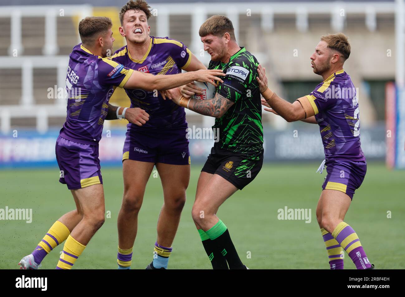 Newcastle, Regno Unito. 11 giugno 2023. Connor Holliday di Whitehaven viene affrontato durante il match per il BETFRED Championship tra Newcastle Thunder e Whitehaven RLFC a Kingston Park, Newcastle, domenica 9 luglio 2023. (Foto: Chris Lishman | mi News) crediti: MI News & Sport /Alamy Live News Foto Stock