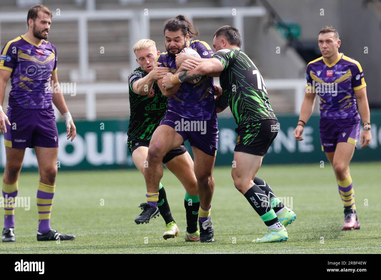 Newcastle, Regno Unito. 11 giugno 2023. Robert Tuliatu cerca di liberarsi per i Thunder durante il match per il BETFRED Championship tra Newcastle Thunder e Whitehaven RLFC a Kingston Park, Newcastle, domenica 9 luglio 2023. (Foto: Chris Lishman | mi News) crediti: MI News & Sport /Alamy Live News Foto Stock