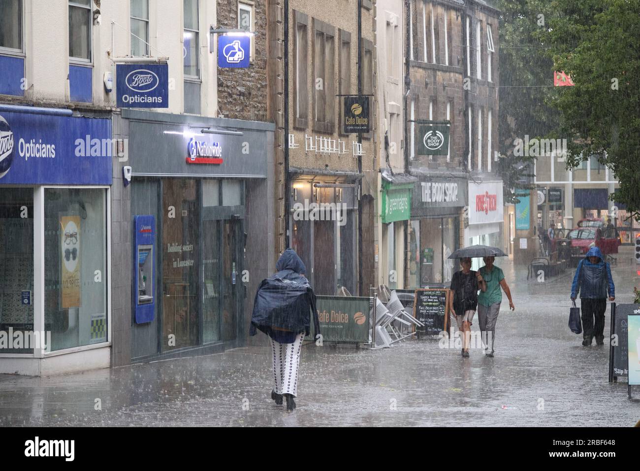 Lancaster City Center, Lancaster, Regno Unito. 9 luglio 2023. Toreential Rain e i temporali sono arrivati su Lancaster come negozi dove chiudevano domenica pomeriggio crediti: PN News/Alamy Live News Foto Stock