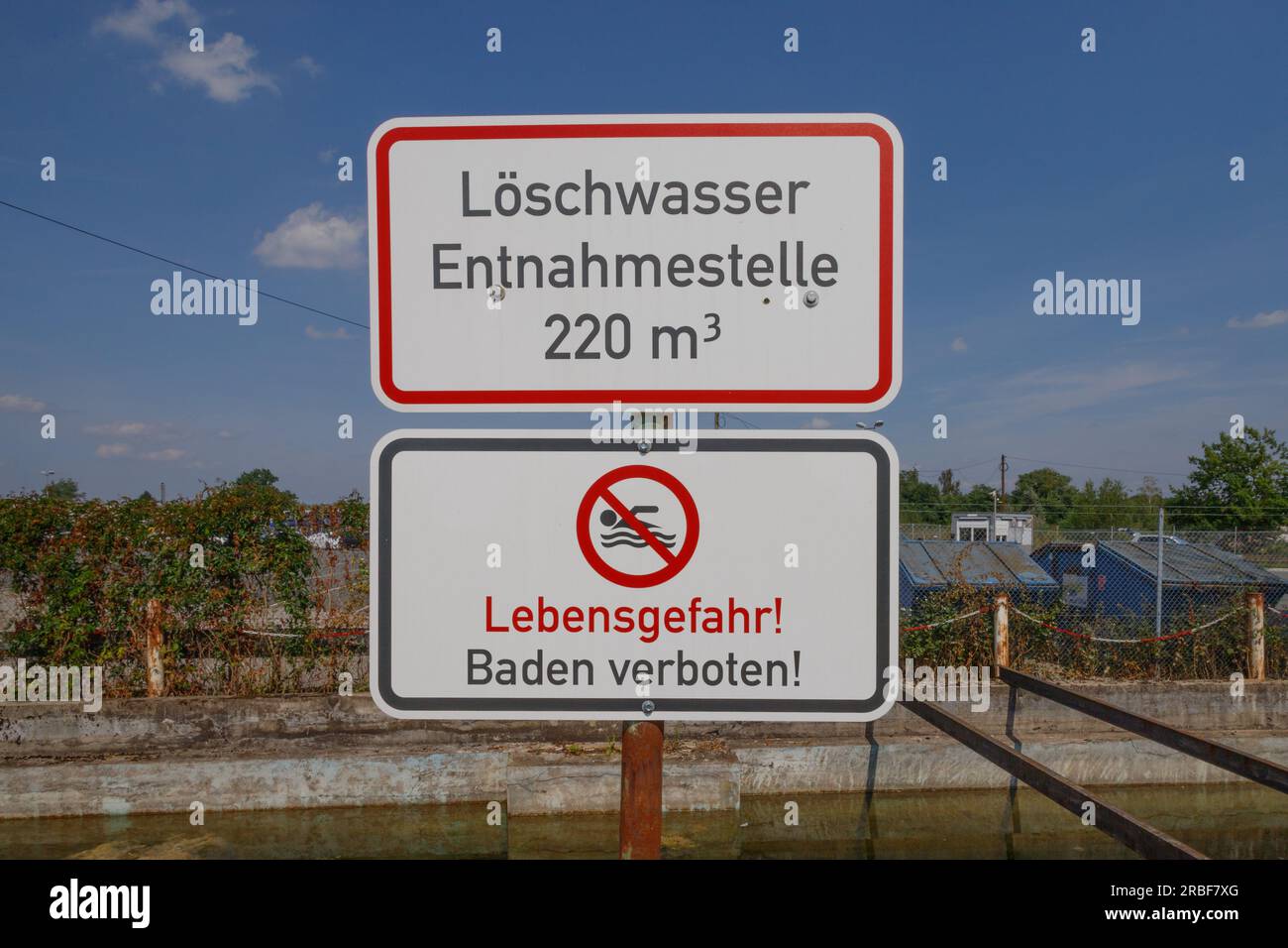 Punto di aspirazione dell'acqua antincendio, traduzione: Löschwasserentnahmestelle. Pericolo per la vita balneare proibito, traduzione: Lebensgefahr Baden verboten. Foto Stock