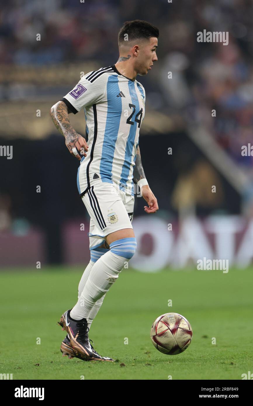 Lusail, Qatar, diciottesimo. Dicembre 2022. Enzo Fernandez con la palla durante la partita tra Argentina e Francia, partita 64, finale del FIFA Worl Foto Stock