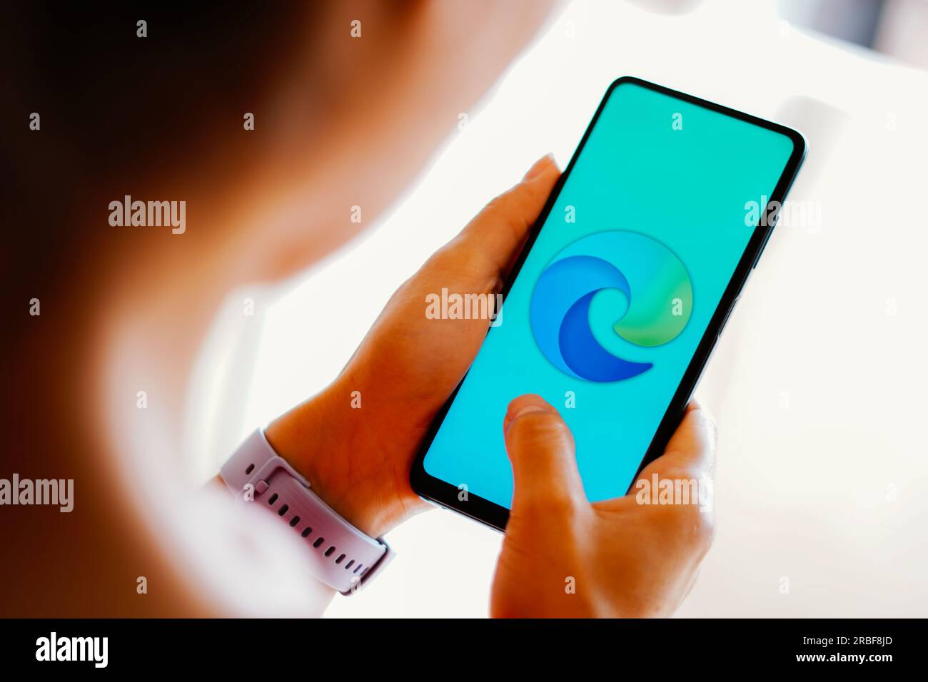 In questa immagine, il logo Microsoft Edge viene visualizzato sullo schermo dello smartphone. Foto Stock