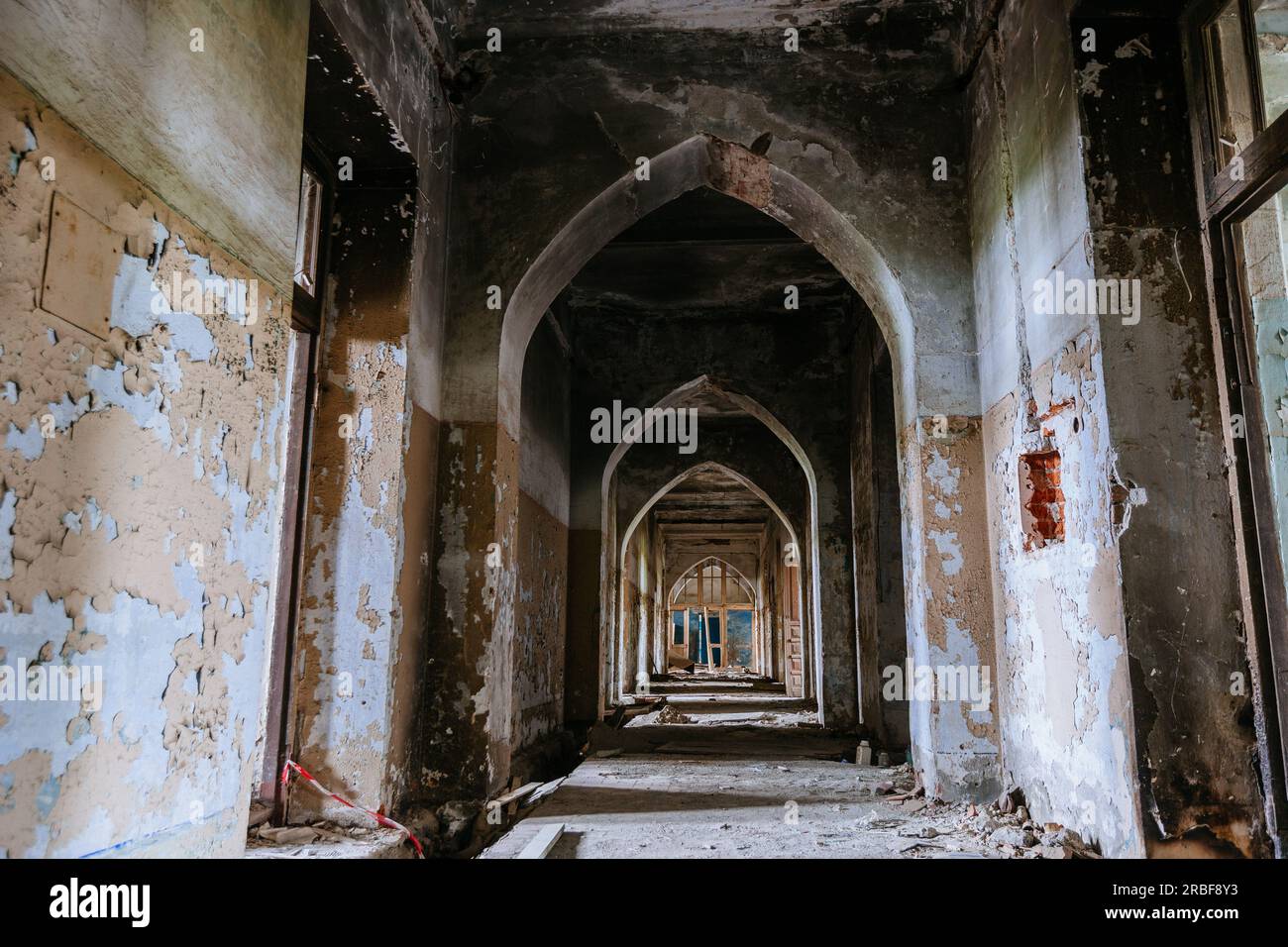 Edificio storico bruciato in stile orientale. Foto Stock