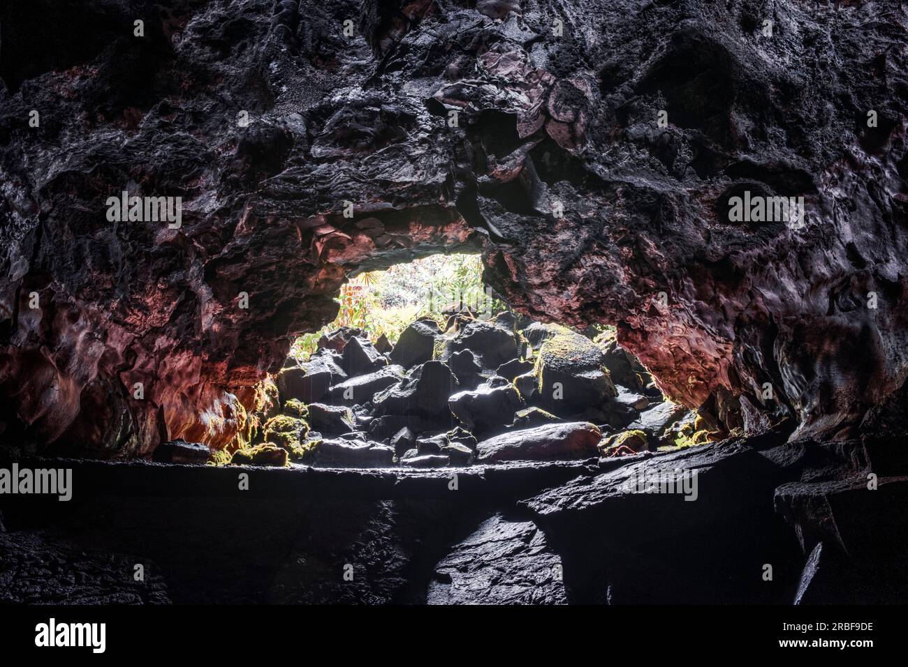 Massi e mura nella grotta di lava di Kaumana Foto Stock