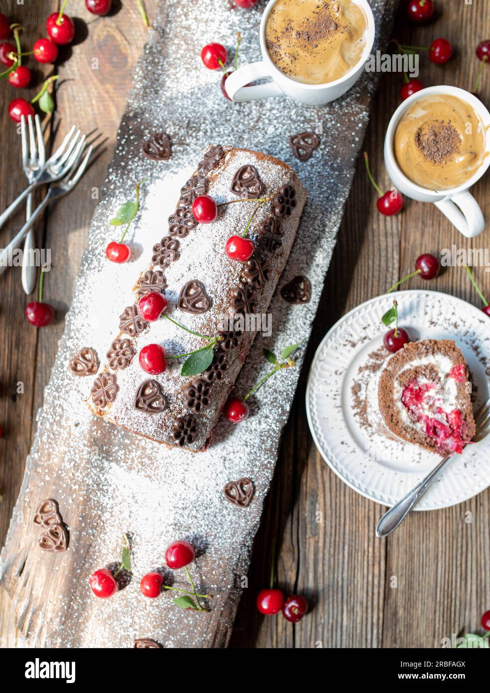 Torta nella foresta nera con caffè dalgona su fondo di legno Foto Stock