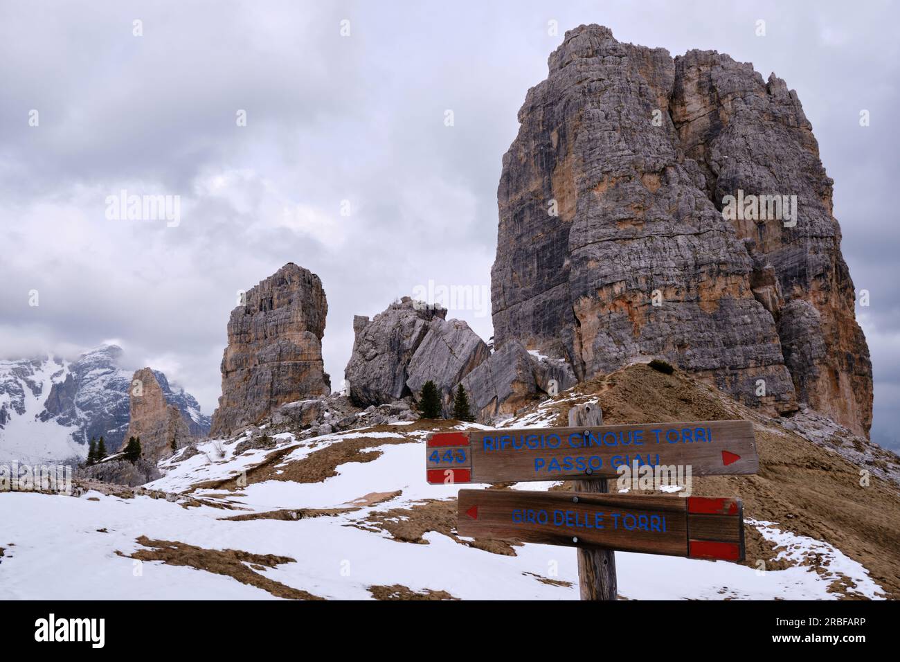 IL SENTIERO ESCURSIONISTICO DELLE CINQUE TORRI ATTRAVERSO LE DOLOMITI IN AUTUNNO-INVERNO, BOLSANO, ALTO ADIGE, ITALIA Foto Stock