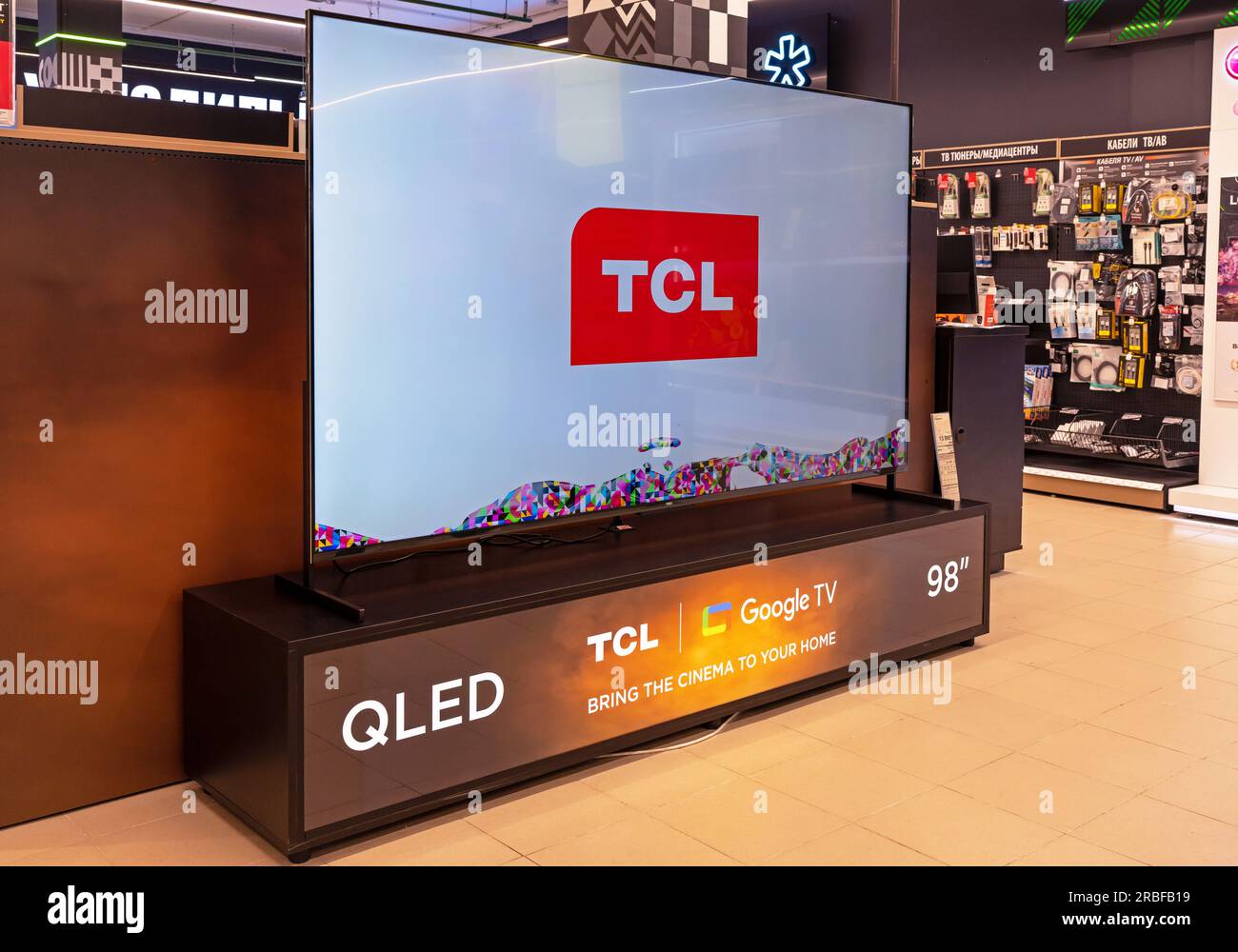 Marca TV TCL, dimensioni grandi 98 pollici venduta in un negozio di elettronica. Minsk, Bielorussia, 15 agosto 2023 Foto Stock