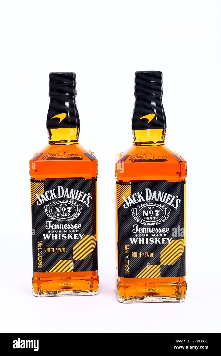 Edizione limitata del 2023 Jack Daniels e McLaren che guidano il vecchio whiskey Tennessee Sour mash numero 7 con la colorazione McLaren papaya Foto Stock