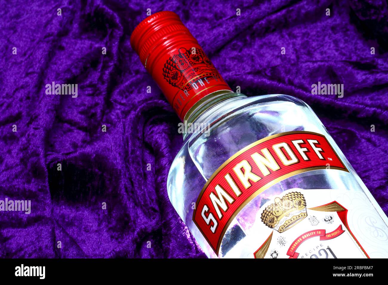 Bottiglia di vodka Smirnoff da 1 litro con velluto viola Foto Stock