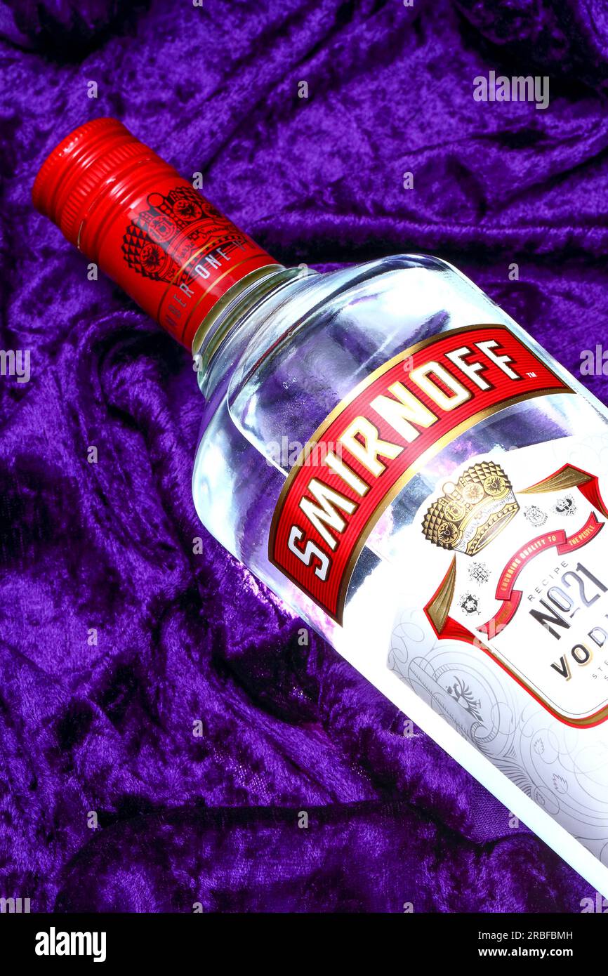 Bottiglia di vodka Smirnoff da 1 litro con velluto viola Foto Stock