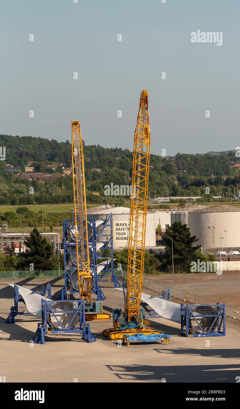 Belfast, Irlanda del Nord, Regno Unito. 7 giugno. 2023. Le pale delle turbine eoliche vengono assemblate nel porto di Belfast presso il terminal eolico offshore prima della spedizione Foto Stock