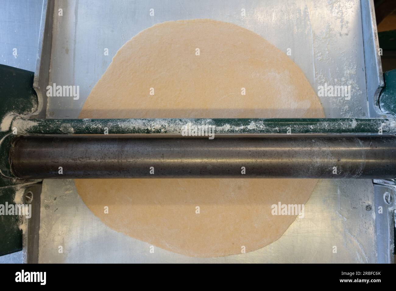 Impastare con una vecchia macchina per la pasticceria rustica. Foto Stock