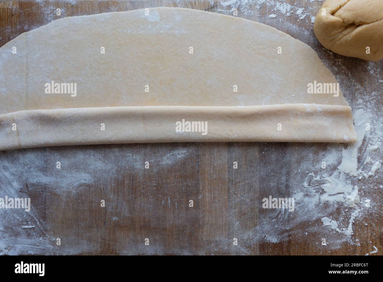 Sto preparando un foglio di pasta fresca da tagliare. Foto Stock