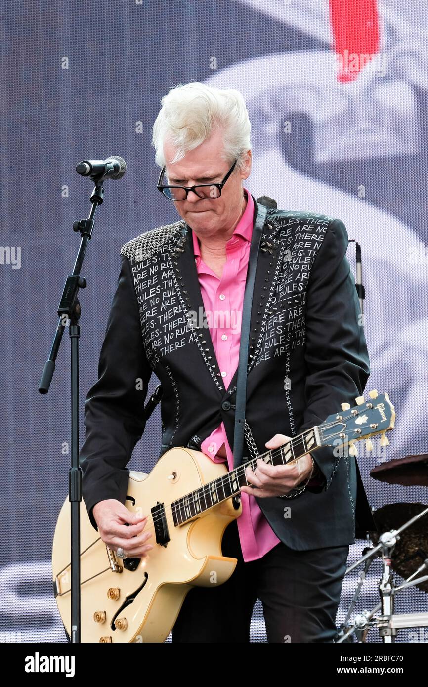 Southampton, Regno Unito. 8 luglio 2023. Martin Degville, cantante e cantautore con la band britannica New Wave Sigue Sputnik che si esibisce dal vivo sul palco del festival di musica revival Let's Rock 80. I Sigue Sigue Sputnik formarono il mio ex bassista dei Generation X Tony James. La band ha avuto tre singoli di successo nella top-40 del Regno Unito, (Photo by Dawn Fletcher-Park/SOPA Images/Sipa USA) credito: SIPA USA/Alamy Live News Foto Stock