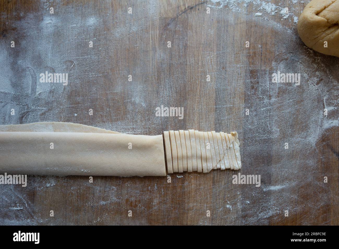 Sto preparando un foglio di pasta fresca da tagliare. Foto Stock