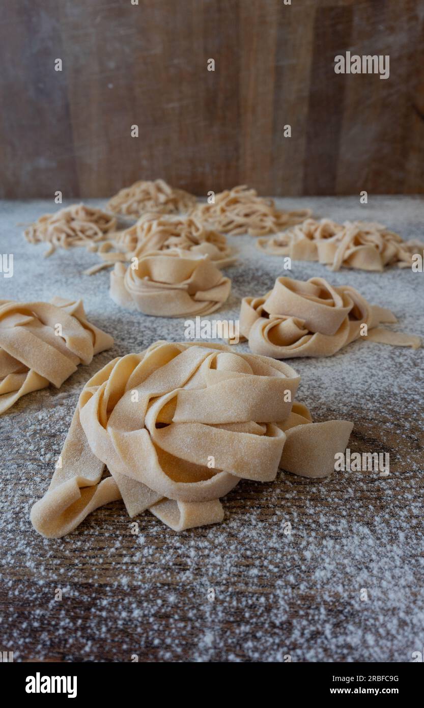 Processo di preparazione della pasta fatta in casa Foto Stock