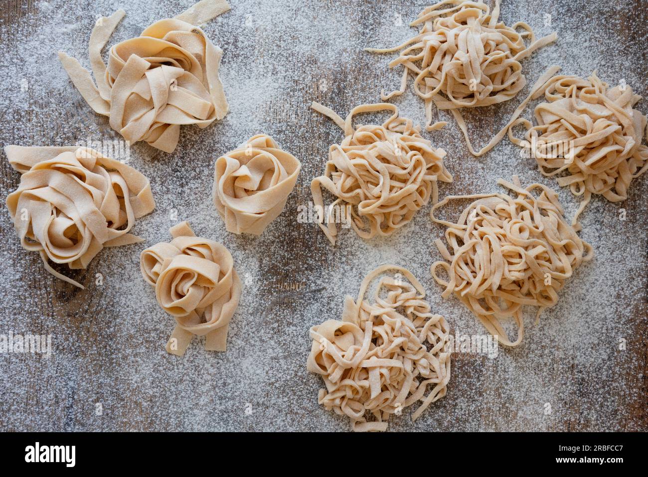 Processo di preparazione della pasta fatta in casa Foto Stock