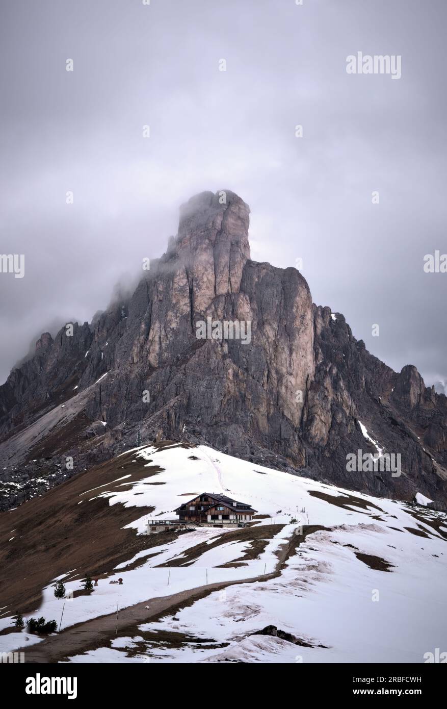 Vista panoramica di Ra Gusela picco nella parte anteriore del monte Averau e Nuvolau, nel Passo Giau, alto valico alpino vicino a Cortina d'Ampezzo, Dolomiti, Italia Foto Stock