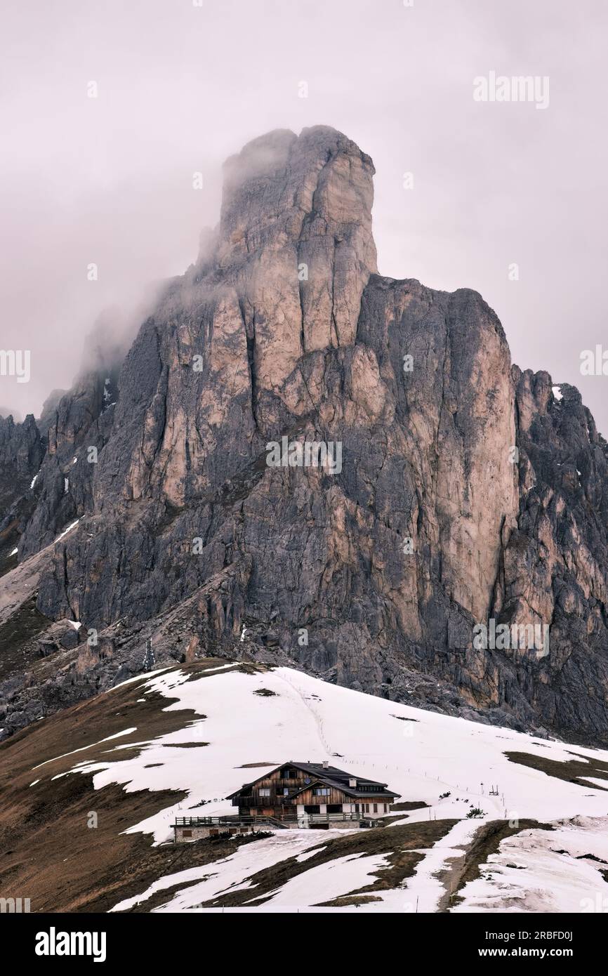 Vista panoramica di Ra Gusela picco nella parte anteriore del monte Averau e Nuvolau, nel Passo Giau, alto valico alpino vicino a Cortina d'Ampezzo, Dolomiti, Italia Foto Stock