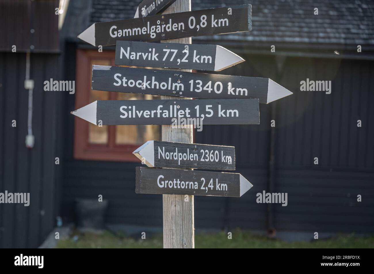 L'indicazione Abisko Sweden Arctic Circle indica la distanza e la direzione per le varie città e siti di interesse come Northpole e Stoccolma Foto Stock