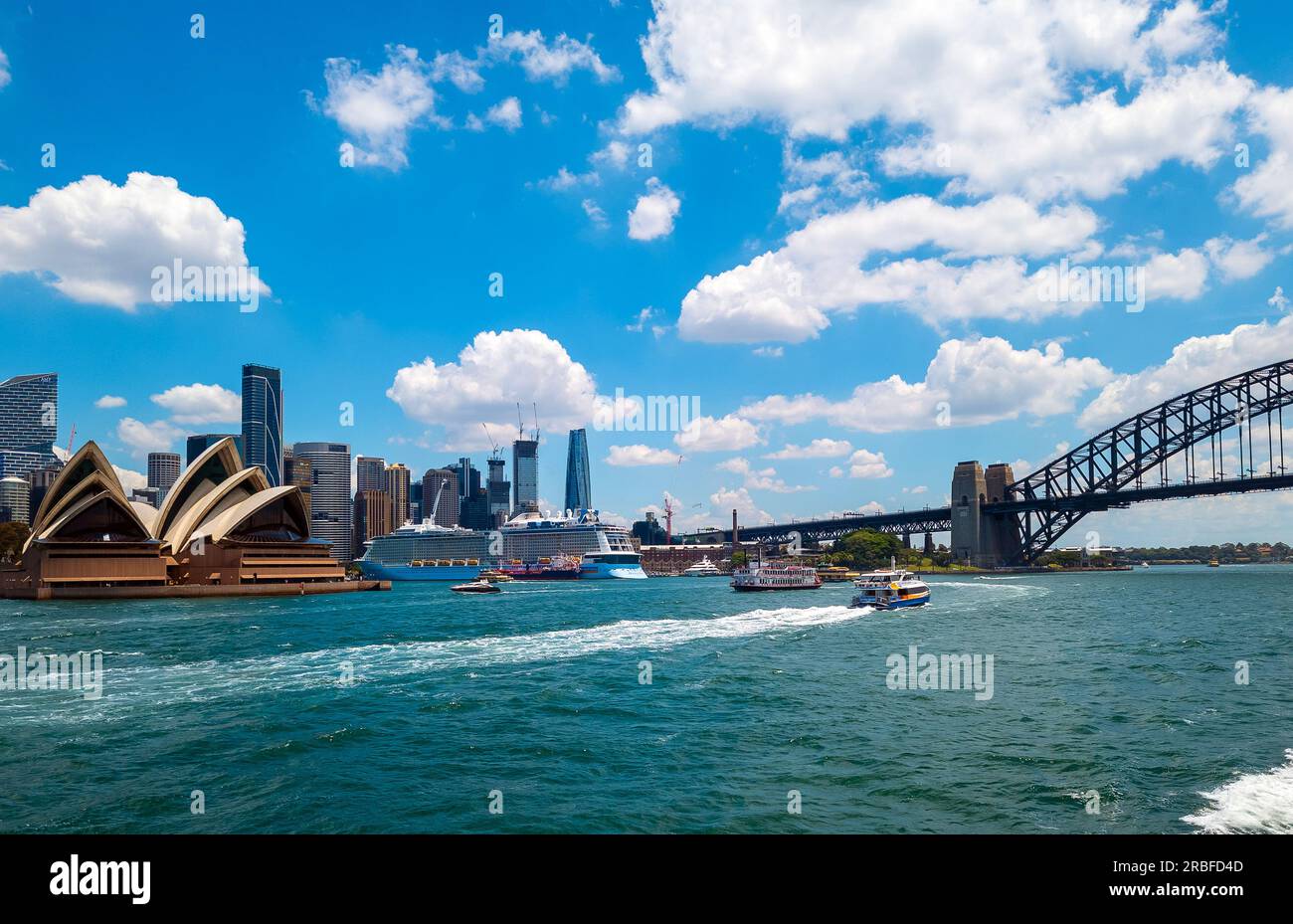 Vista del porto di Sydney con l'Opera e il Ponte di Sydney, nella città di Sydney, nel nuovo Galles del Sud, in Australia e Oceania. Foto Stock