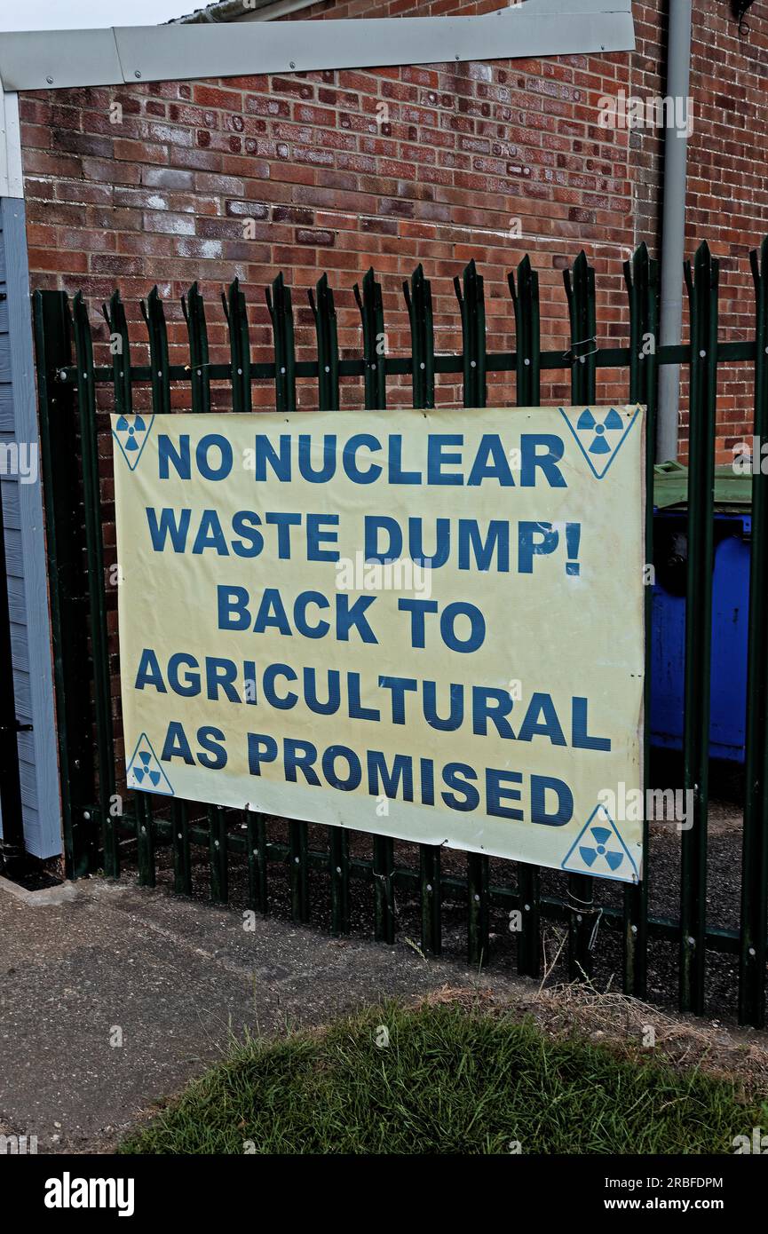 Un poster che protesta contro la possibilità di seppellire scorie nucleari sotto la zona costiera del Lincolnshire vicino alla città costiera di Mablethorpe, Regno Unito Foto Stock