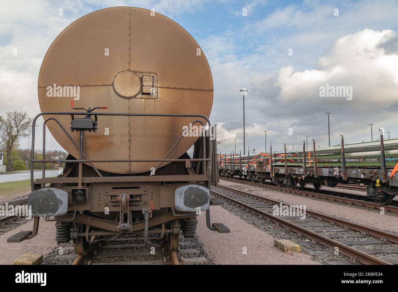 carro armato su binari ferroviari nel porto di amburgo Foto Stock