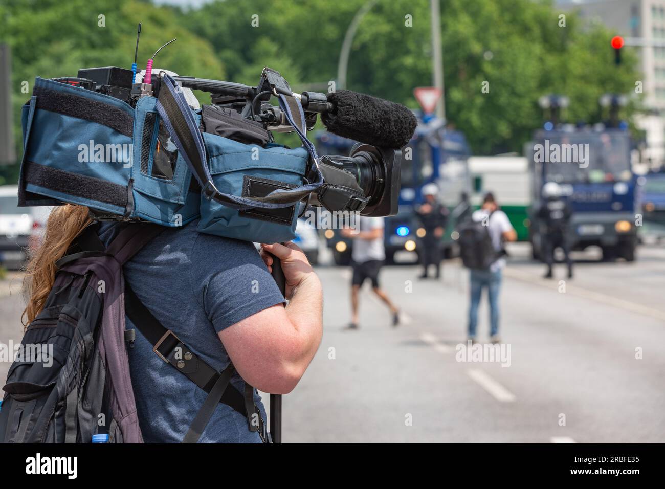 Cameraman televisivo a margine delle proteste contro il vertice del G20 ad Amburgo Foto Stock