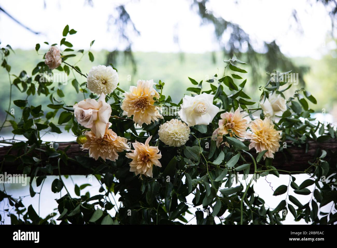 Splendido bouquet romantico di fiori da sposa in una disposizione progettata per l'evento di una bella sposa e sposo e degli ospiti che potrebbero arrivare. Foto Stock