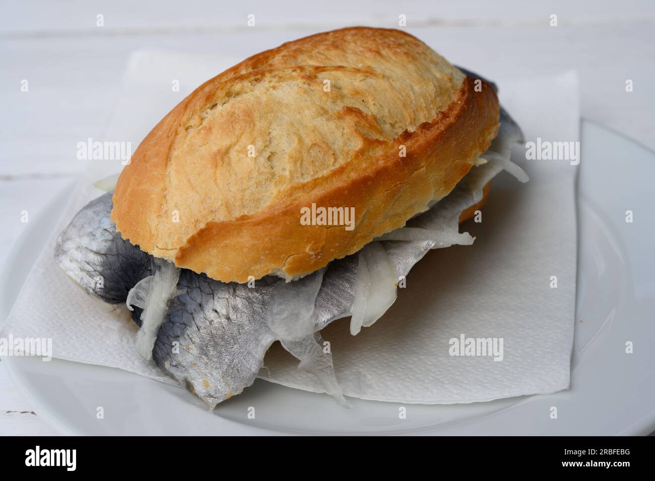 Fischbroetchen con Bismarck Hering, un panino di pesce con aringa marmellata in un panino Foto Stock