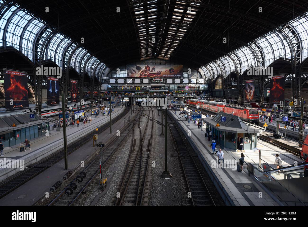 Amburgo, Germania - 15 giugno 2023: Hamburg Hauptbahnhof o stazione ferroviaria centrale piattaforme interne e treni. Foto Stock