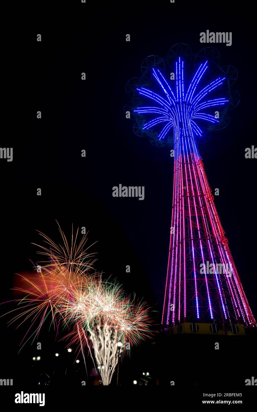 Visualizzazione fuochi d'artificio del 4 luglio. Coney Island Parachute Jump, Brooklyn, New York, USA Foto Stock