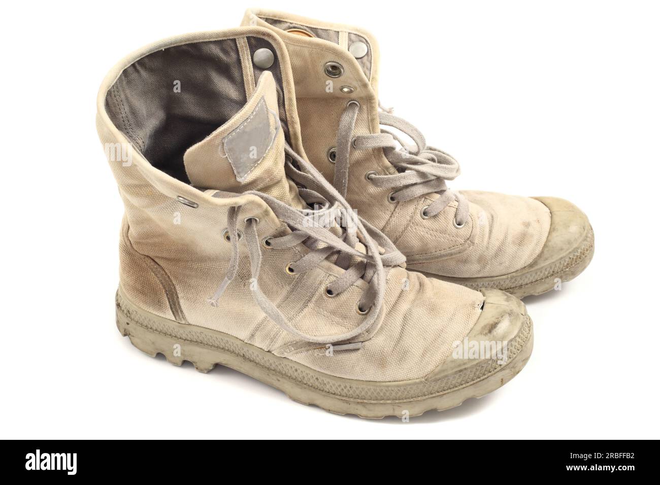 Vecchi stivali in tela, isolati su sfondo bianco Foto Stock