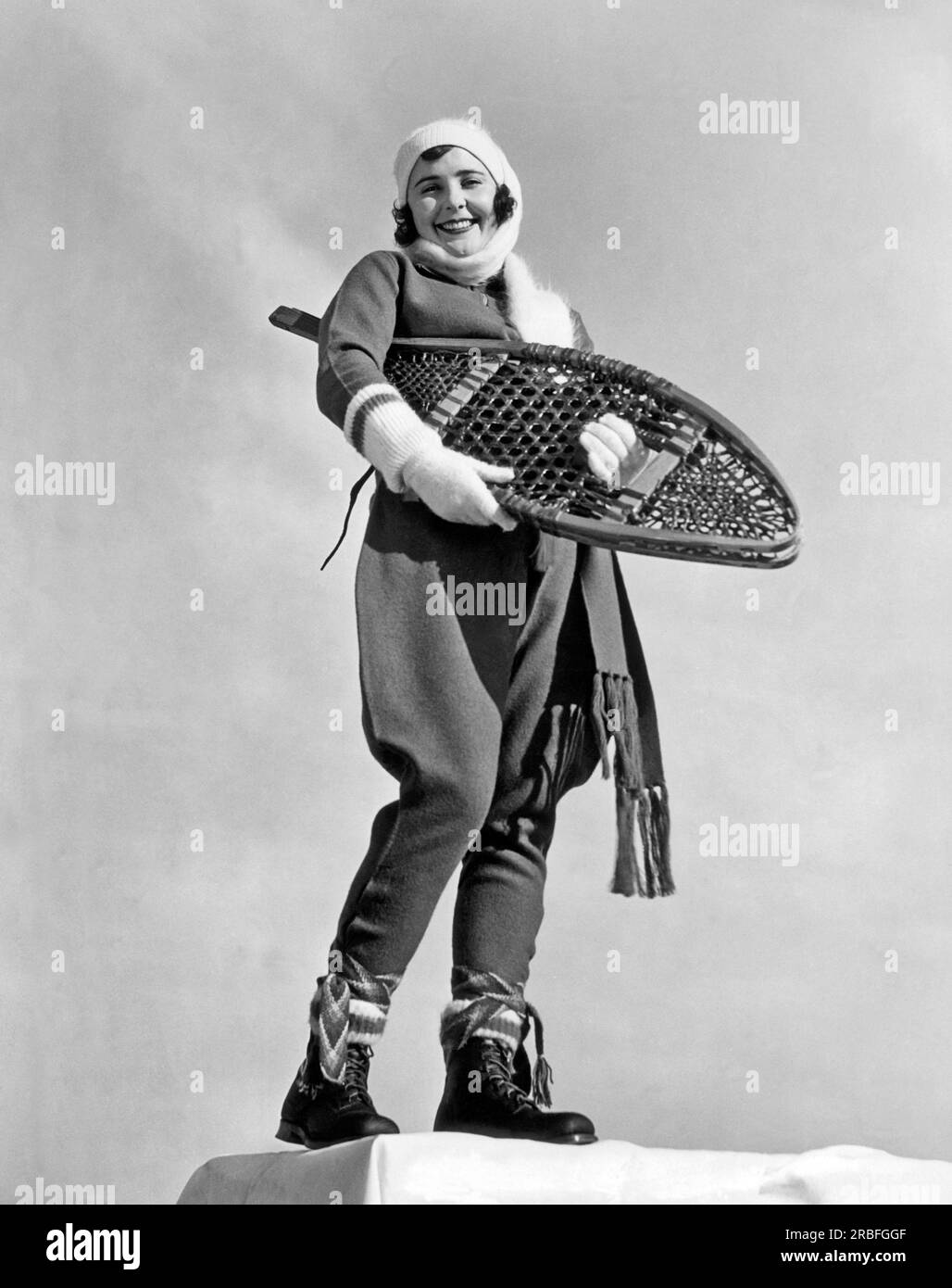 Los Angeles, California: c. 1929. Josephine Hoffman è pronta ad assumere il suo ruolo di "Regina delle nevi" per regnare sul programma di sport invernali al LA County Park. Foto Stock