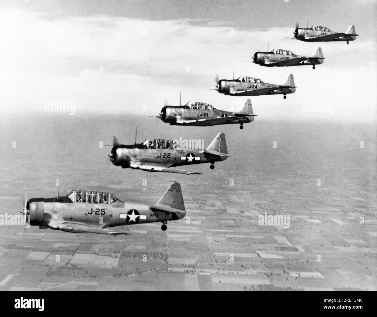 Stati Uniti: c. 1938 sei aerei della North American Texan SNJ Navy che volano in formazione. Foto Stock