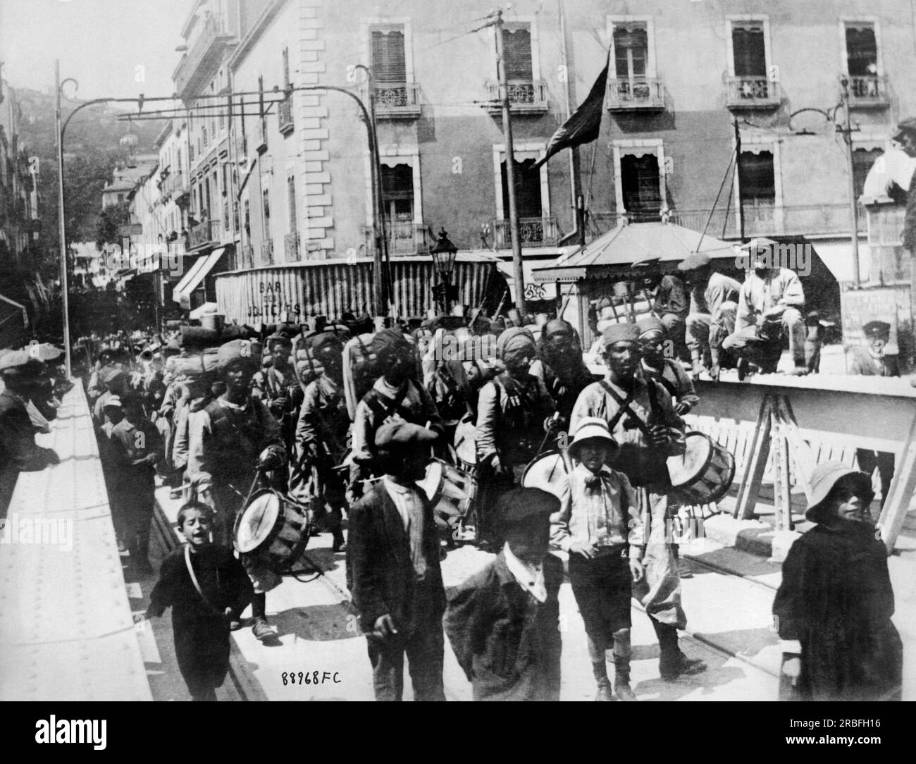 Algeri, Algeria: circa 1914 Tirrallours marocchini, i "mangiatori di fuoco" dell'esercito francese, marciando per le strade di Algeri per unirsi ai loro compagni sul fronte. Sono considerati tra i più coraggiosi tra le truppe alleate. Foto Stock