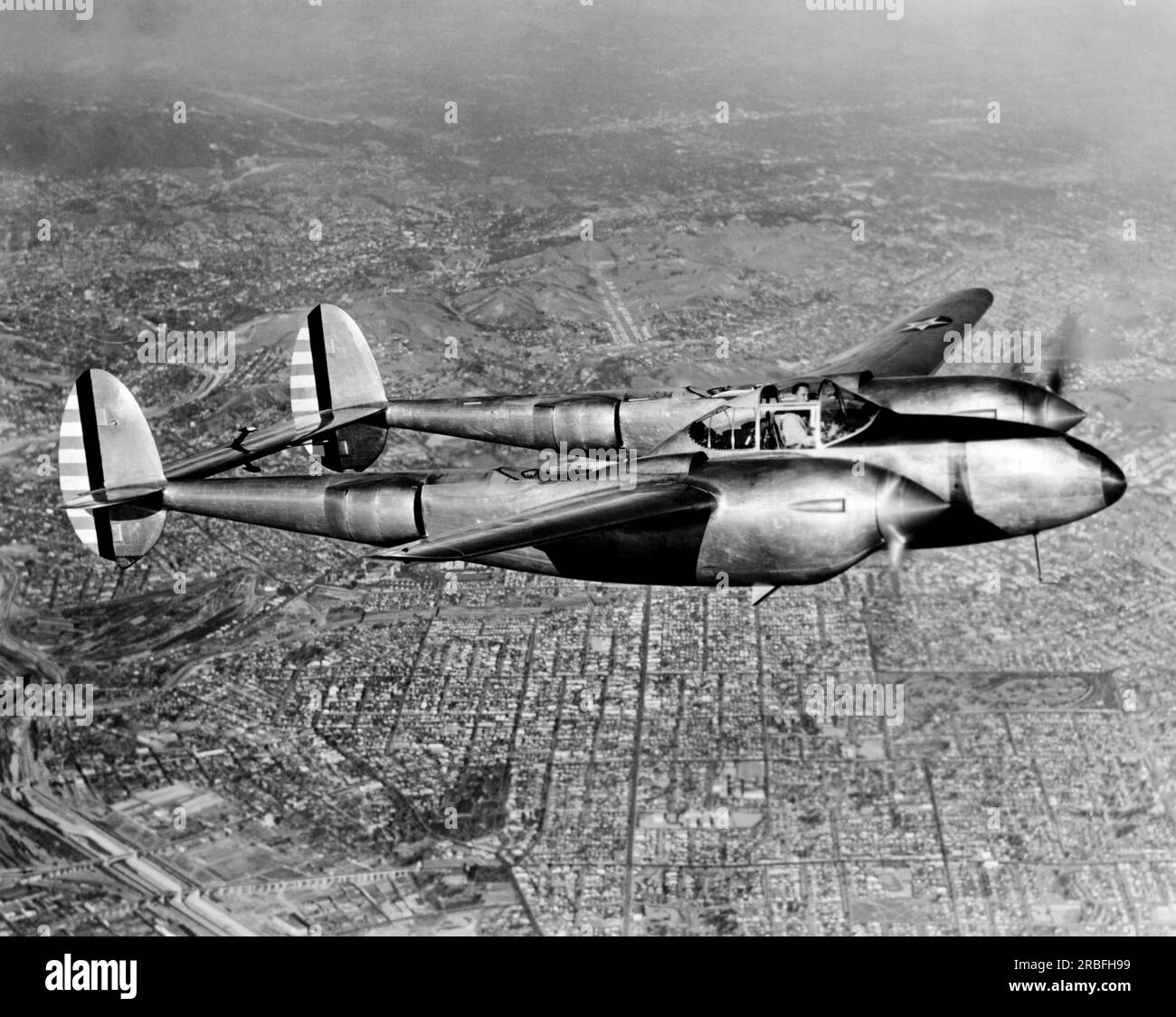 Stati Uniti: 1940 una vista in volo di un caccia Lockheed P-38 Lightning utilizzato dall'United States Army Air Force. Foto Stock