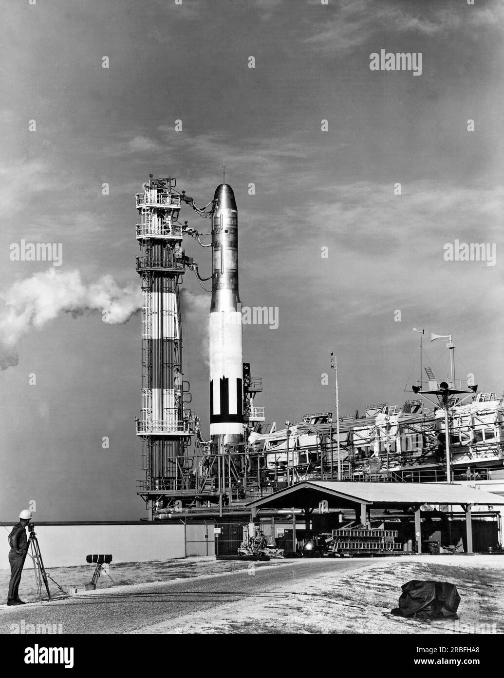 Cape Canaveral, Florida: 6 febbraio 1959. Un missile Titan, il più recente missile balistico intercontinentale dell'Air Force per lo Strategic Air Command (SAC), è pronto per un lancio di test. Foto Stock