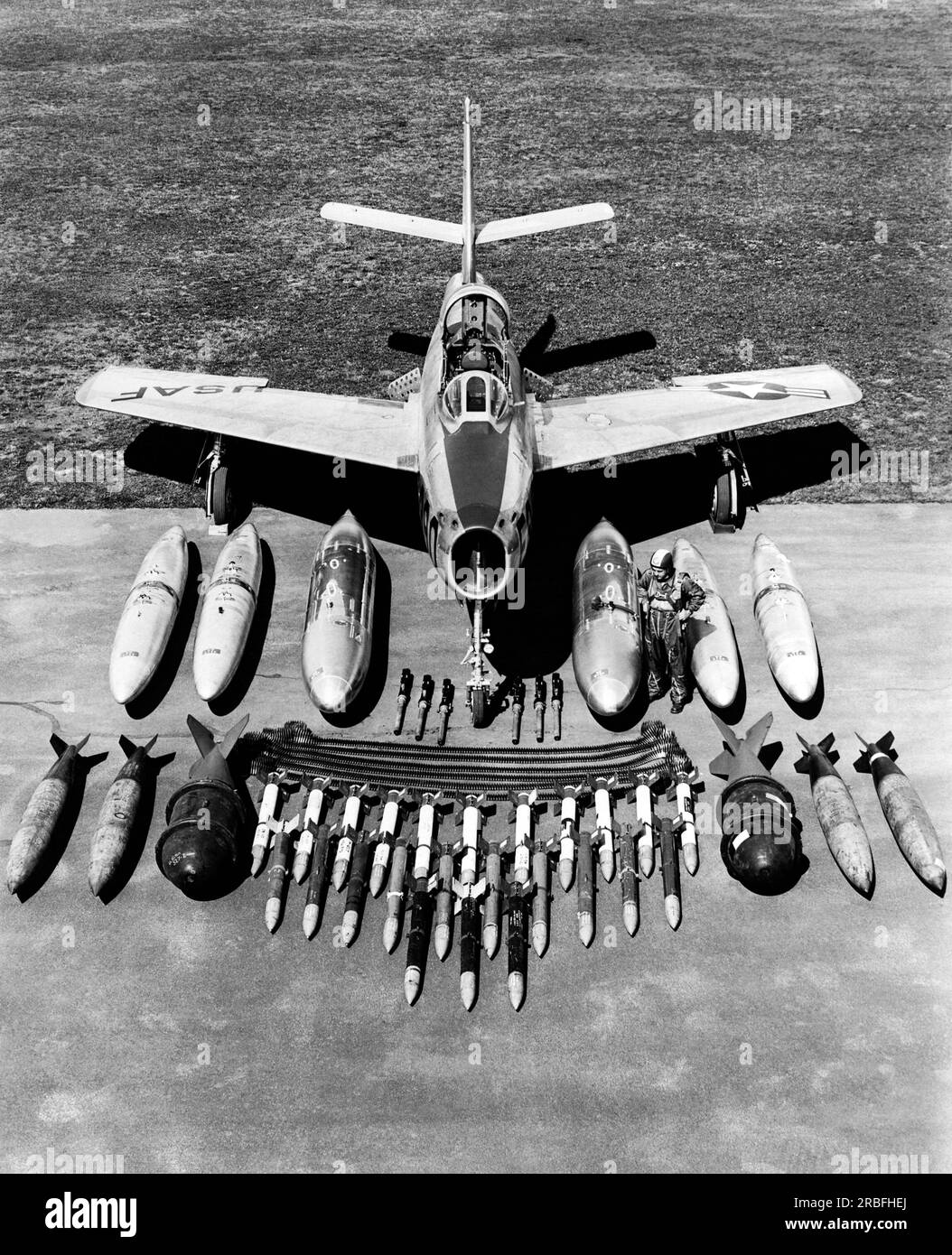 Stati Uniti: 1950 Un Republic F-84F Thunderstreak caccia-bombardiere con i suoi armamenti davanti a terra e serbatoi di carburante dietro di loro. Sono incluse sei mitragliatrici calibro .50 con cinture di munizioni, e in prima fila, l-r: Due bombe da 1.000 libbre, una bomba da 2.000 libbre, ventiquattro razzi aerei da 5 pollici, una bomba da 2.000 libbre e due bombe da 1.000 libbre. Nella fila posteriore ci sono i serbatoi del carburante. Può anche trasportare la bomba atomica. Foto Stock
