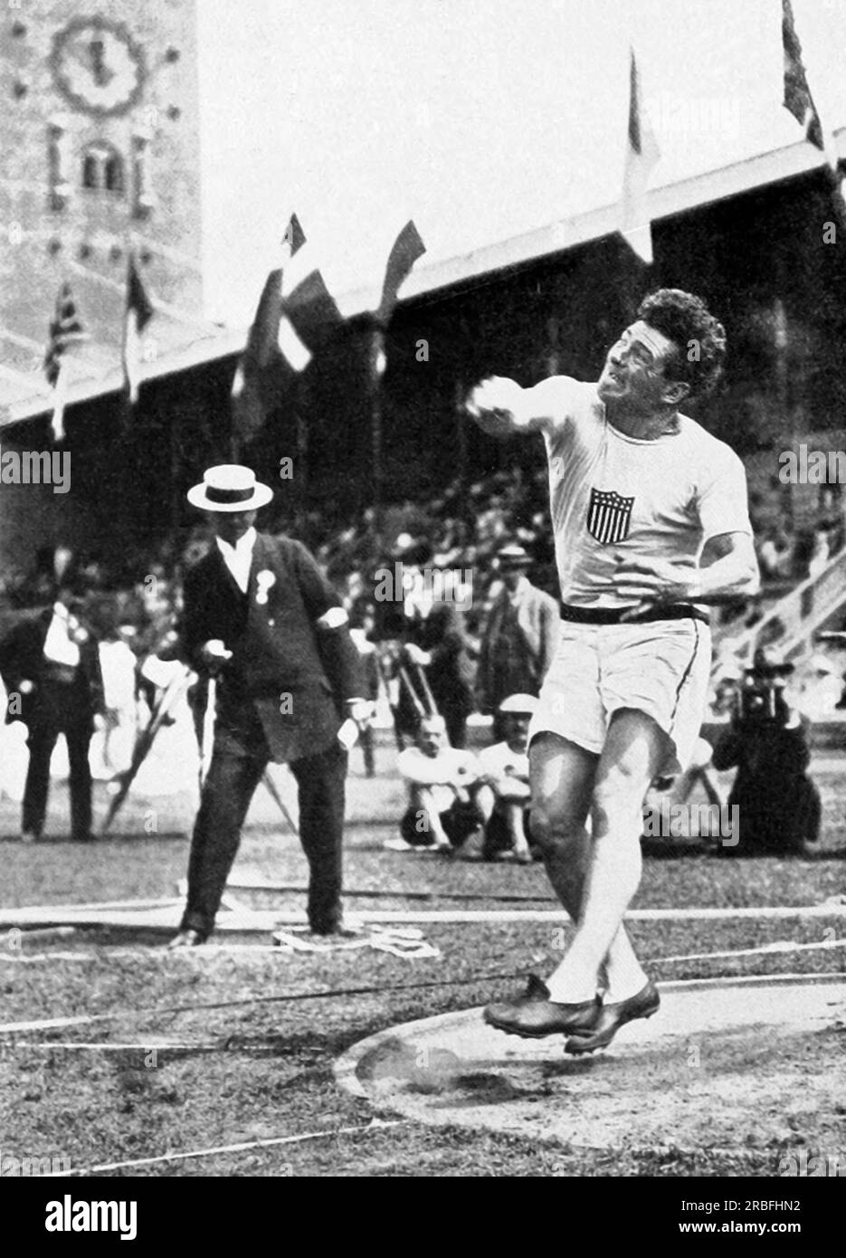 Stoccolma, Svezia: 1912 James Duncan lancia il disco alle Olimpiadi del 1912. Foto Stock