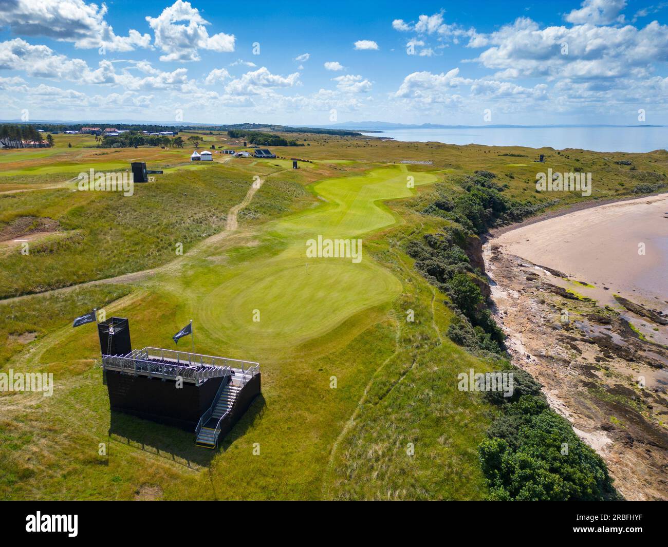 North Berwick, Scozia, Regno Unito, 9 luglio 2023. Vista aerea del campo da golf Renaissance Club vicino a North Berwick nell'East Lothian, che si sta preparando per ospitare il torneo di golf Genesis Scottish Open 2023 questa settimana. L'evento si svolge dal 13-16 luglio e ha attirato un campo di golf di livello mondiale. Fig.; vista della 13a buca firmata. Iain Masterton/Alamy Live News Foto Stock