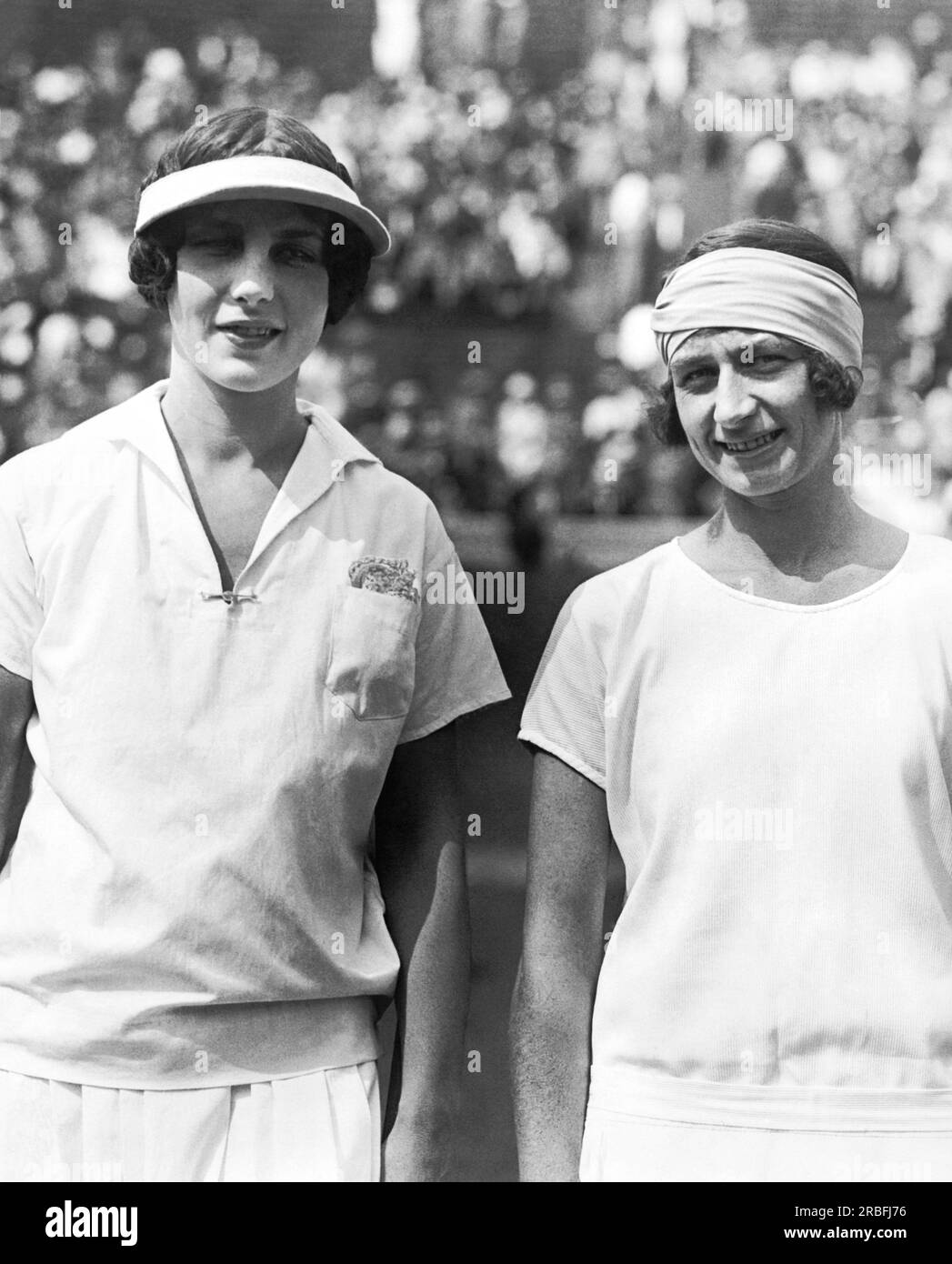 Forest Hills, New York: 24 agosto 1925 Helen Wills (sinistra) ha sconfitto Katheleen McKane of England Today al West Side Tennis Club per mantenere il suo titolo di National Woman Champion. Foto Stock