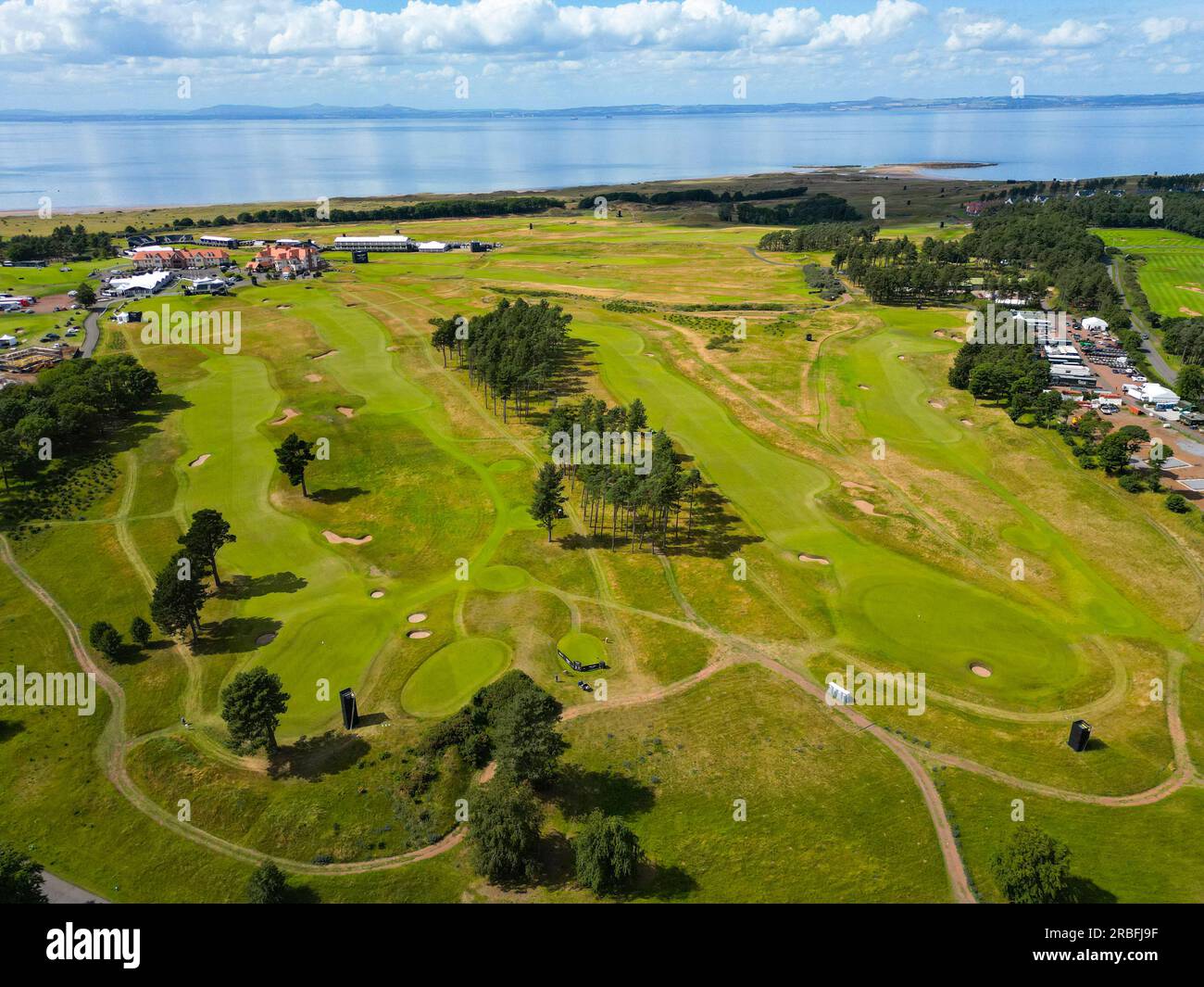 North Berwick, Scozia, Regno Unito, 9 luglio 2023. Vista aerea del campo da golf Renaissance Club vicino a North Berwick nell'East Lothian, che si sta preparando per ospitare il torneo di golf Genesis Scottish Open 2023 questa settimana. L'evento si svolge dal 13-16 luglio e ha attirato un campo di golf di livello mondiale. Fig.; vista dei fori 1t e 2A. Iain Masterton/Alamy Live News Foto Stock